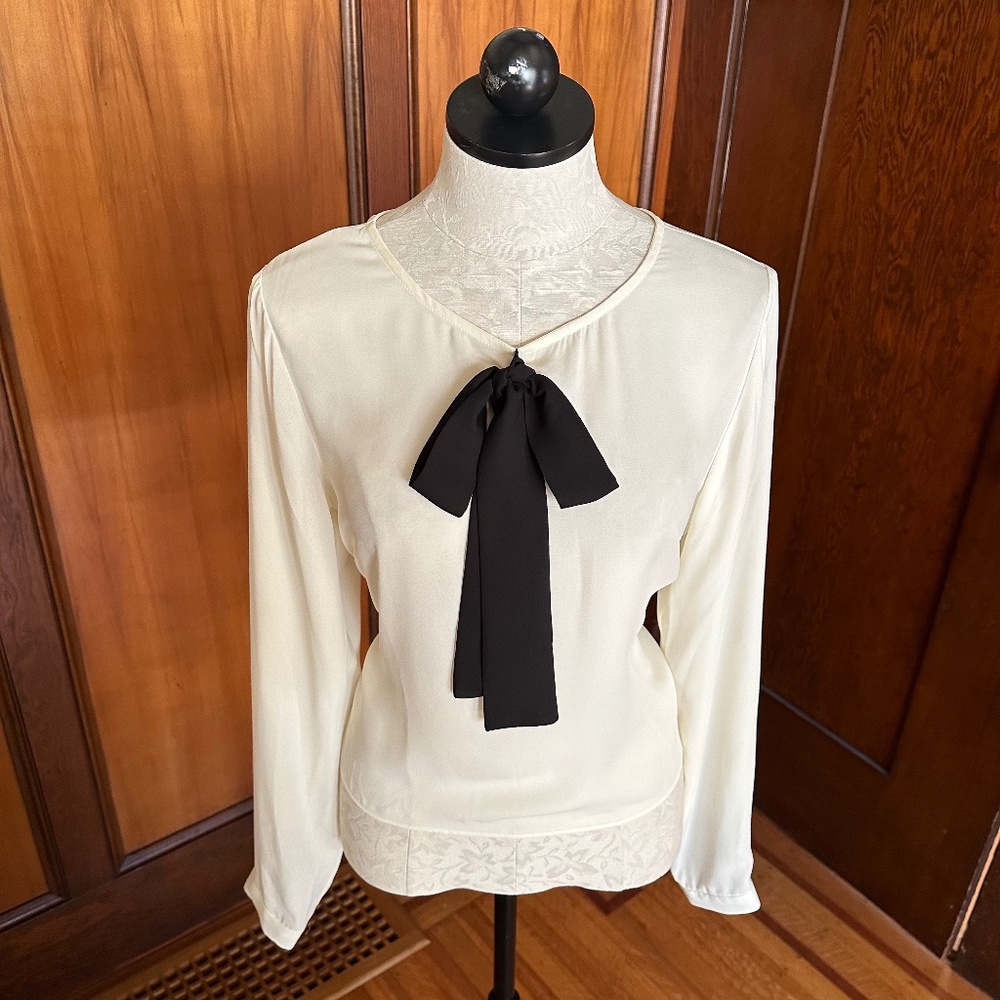 NWT Collectif White Long sleeve Top Blouse w/ Black Bow & Pearl Buttons, Sz Med